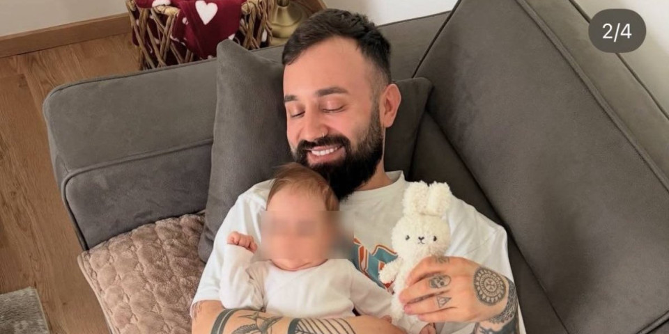 Pevač pričao da želi da usvoji dete, a sad objavio sliku sa bebom: Ne skida osmeh sa lica