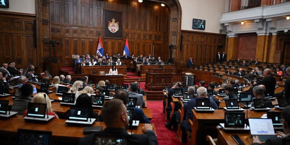 (VIDEO) Trese se Srbija! Gore mreže zbog snimka iz Skupštine: Je li vi to pušite?!