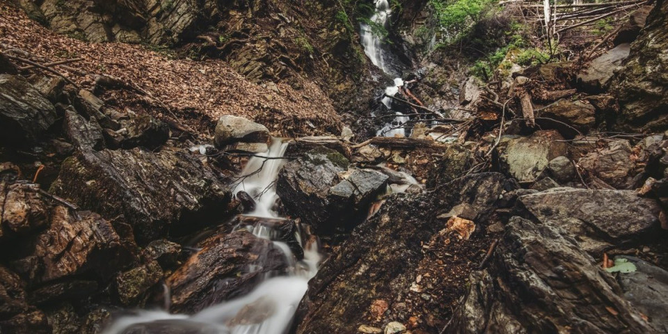 Otkriven pre 28 godina, pravi je dragulj Srbije: Ovaj kaskadni vodopad morate da posetite za Prvi maj