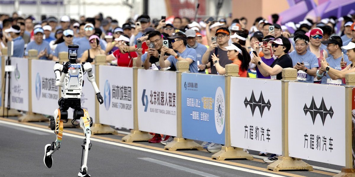 Kina Maraton robota/ foto EPA ANDRES MARTINEZ CASARES