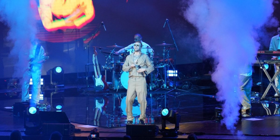 "Čitao sam poruke i plakao": Pevač o prozivkama i skidanju u gaće na sceni