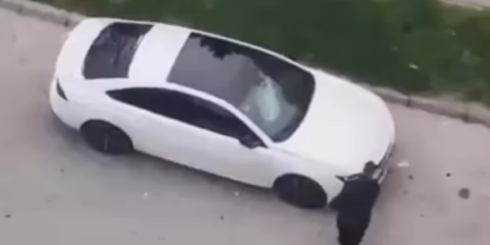 Haos u Tuzli: Muškarac štanglom demolirao automobil, popeo sa na krov, a onda usledila šok scena (VIDEO)