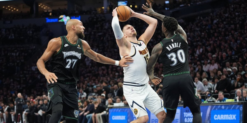 (VIDEO) Ljudi, ovo morate da vidite: Centar Minesote "zaključao" Jokića, Srbin nije znao šta ga je snašlo