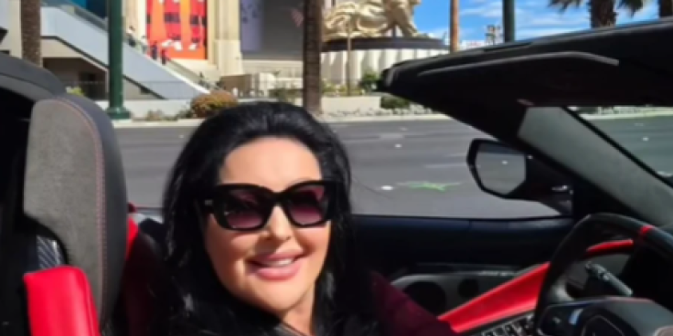Dragana Mirković u mašini od 130.000 evra: Stala na prednje sedište i digla ruke uvis
