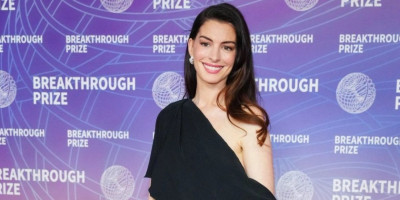 Arsenal osvaja titulu! Prelepa holivudska zvezda poslala jasnu poruku sa crvenog tepiha (FOTO)