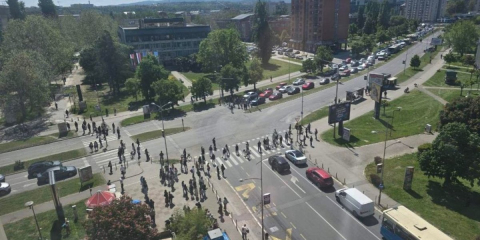 Nastavlja se "blokadersko" iživljavanje nad građanima! U Novom Sadu se sami hvale "koliko ih je mnogo" (FOTO/VIDEO)