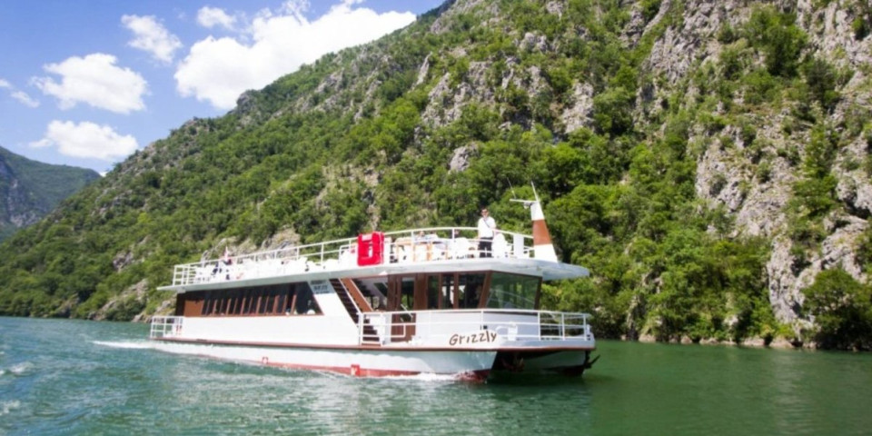 Krstarenja koja se pamte! Prepun turista "Grizli" zaplovio ranije, evo koga je vozio kroz kanjon Drine