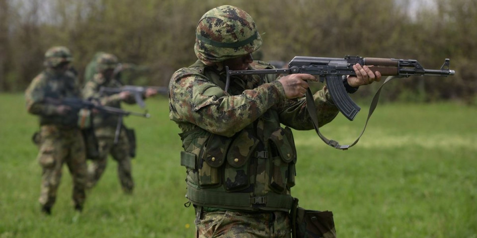 Rat uživo u centru za obuku " Narednik Milunka Savić"! Budući podoficiri punom parom "peku" vojnički zanat