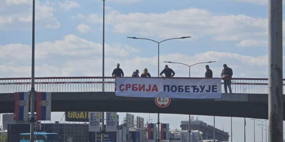 Koji je ovo stepen očaja? Blokaderi videli transparent, pa se potukli međusobno od muke (VIDEO)