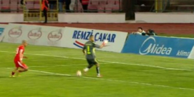 (VIDEO) Šta uradi, crni golmane?! Obrukao se za sva vremena, ovako nešto se ne viđa svaki dan