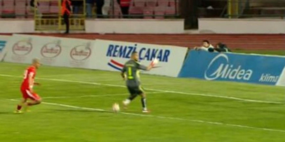 (VIDEO) Šta uradi, crni golmane?! Obrukao se za sva vremena, ovako nešto se ne viđa svaki dan
