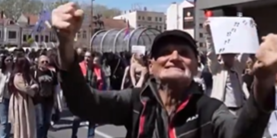 To je ta slika blokada, to je ta "mladost" koja nam uzurpira državu! Vređaju, pljuju, izazivaju tuče i to je jedino što znaju da rade (VIDEO)