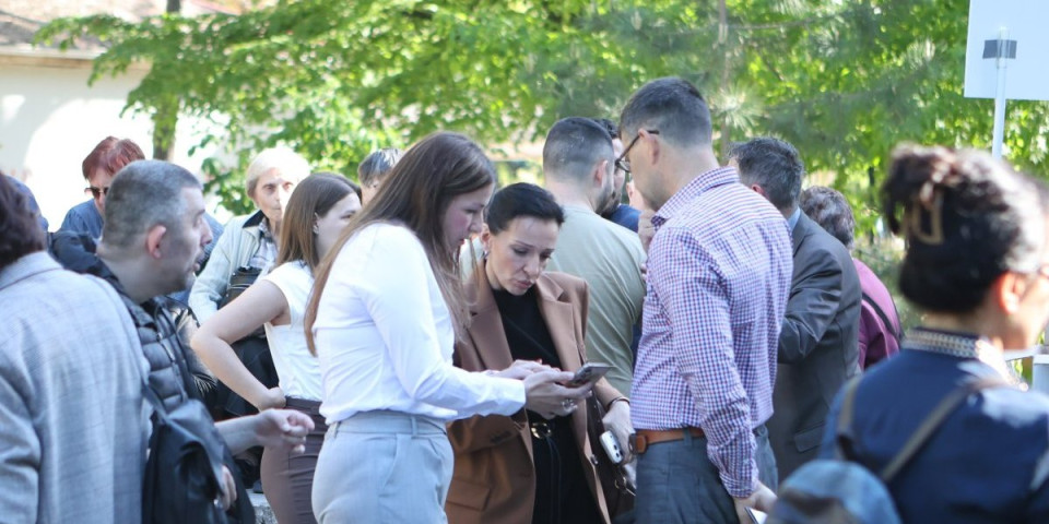 Blokaderi oči povadiše jedni drugima! Ne mogu da sakriju koliko se mrze - ovo je dokaz (FOTO)