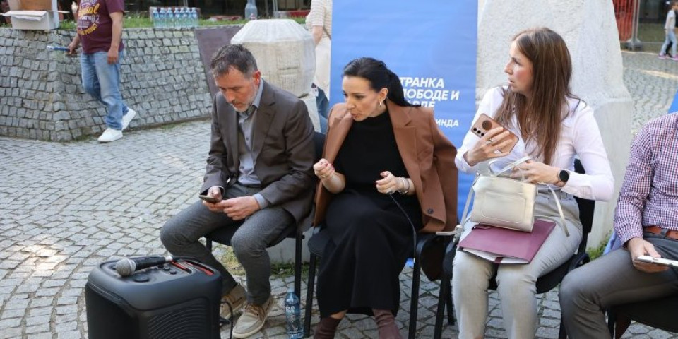 Orila se Kikinda: "Marinika, imaš li stan u Bukureštu?" - Tepićka organizovala smehotresnu tribinu, a onda se pojavio Informer (FOTO/VIDEO)