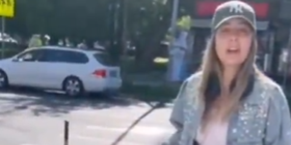 (VIDEO) Pogledajte sa kakvim zlotvorima mi imamo posla! Ova blokaderka je obolela od mržnje - na lečenje odmah