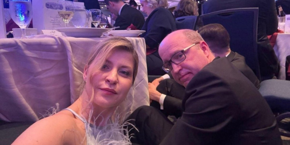 (FOTO) Šta ovo radi ambasadorka Ukrajine dok pucaju na Trampa?! Objavila sliku pod stolom, poruka više nego čudna...