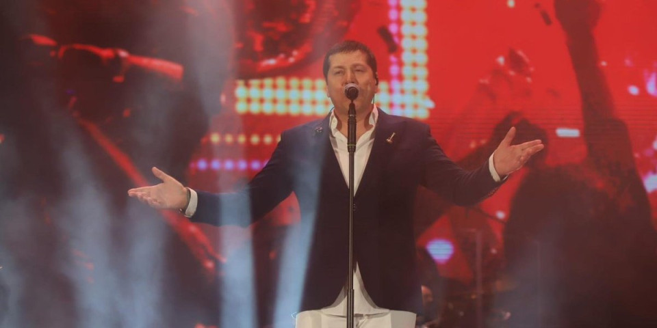 Muzički zemljotres u Zenici: Više od osam hiljada ljudi pevalo sa Acom Pejovićem