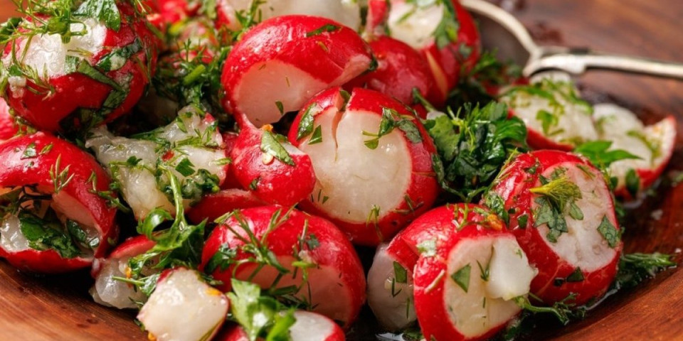 Brz i ukusan prilog: Najukusnije marinirane rotkvice, idealne uz meso i roštilj