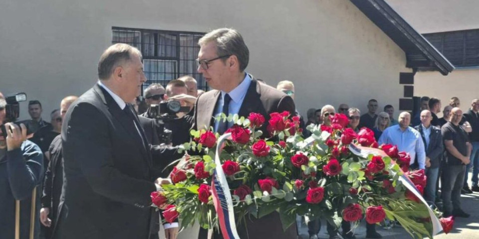 Vučić stigao na sahranu majke Milorada Dodika: Podrška prijatelju u najtežim trenucima, posebna poruka ispisana na vencu (FOTO)