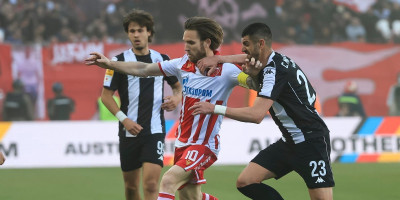 Haos na derbiju: Milanović pokazao Mitroviću crveni karton pa ga poništio