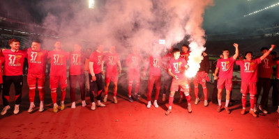 Ludnica na "Marakani": Ovako se slavi titula, navijači i fudbaleri Zvezde u transu (VIDEO)