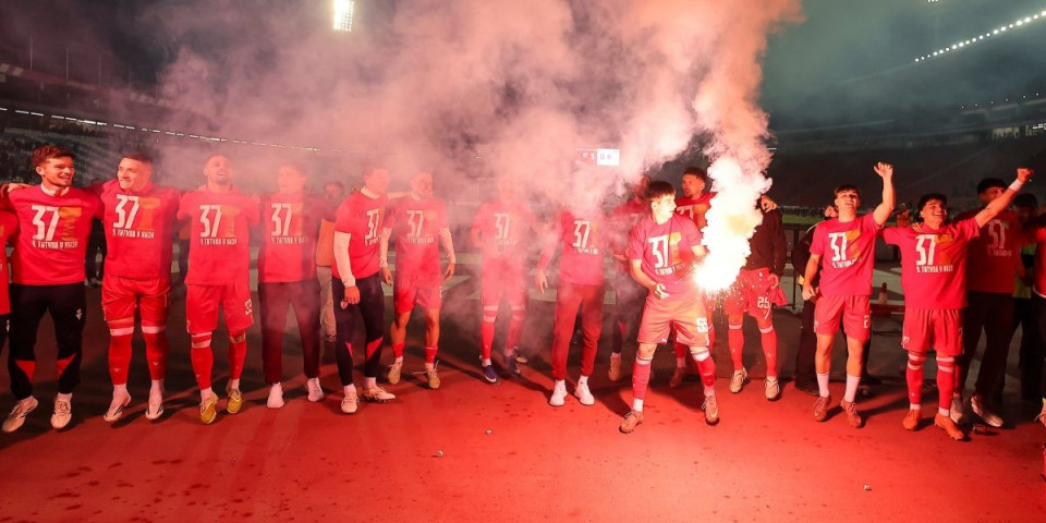 Ludnica na "Marakani": Ovako se slavi titula, navijači i fudbaleri Zvezde u transu (VIDEO)