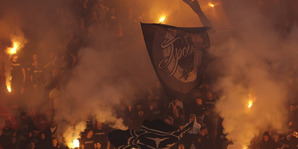 Navijači Partizana napravili haos na "Marakani": Stolice letele na sve strane (FOTO)