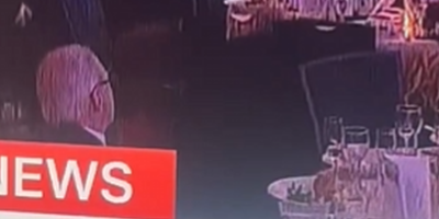 (VIDEO) Dok pucaju na Trampa, gospodin ima preča posla! Nije ga briga za pucnjavu, dok ostali beže pod stolove...