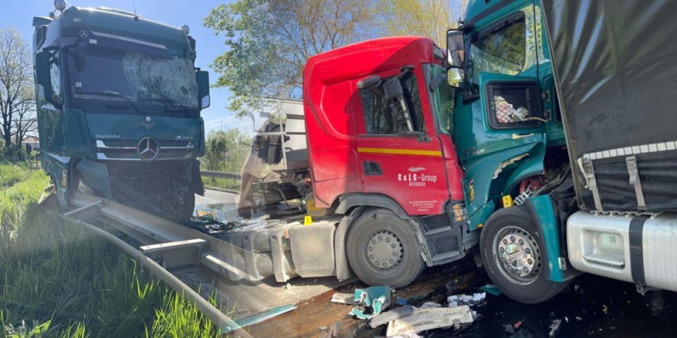 Stravičan prizor kod Aranđelovca: Sudarila se dva šlepera, delovi rasuti po putu (FOTO)