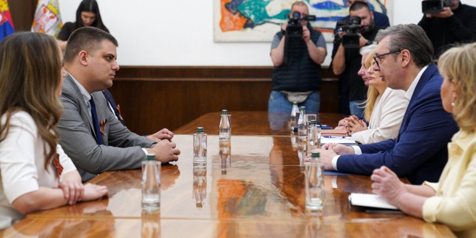 Nastavljene konsultacije kod predsednika Vučića: Završen razgovor sa SPO i SRS (FOTO)