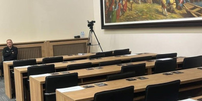 Plaćeni da rade, a oni šetaju po lepom vremenu: Opozicija ponovo pobegla od diskusije (FOTO)