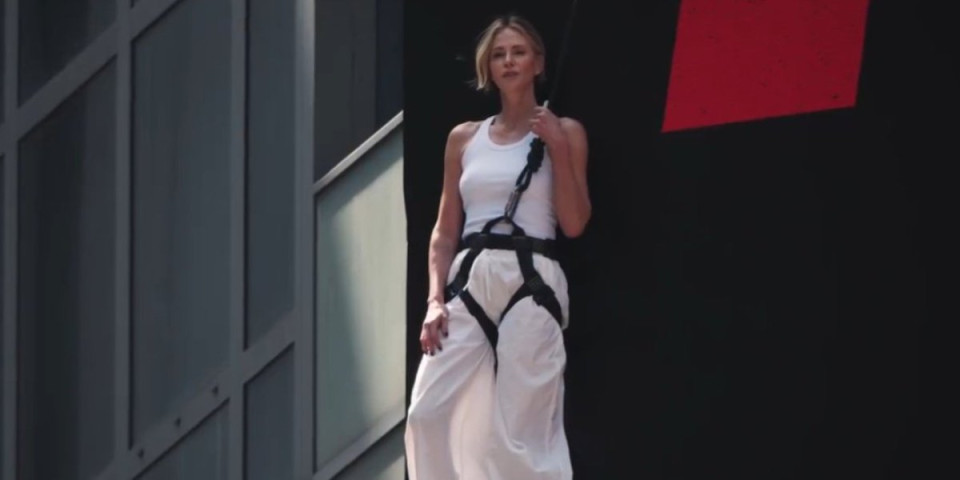 Glumica se popela na bilbord: Prolaznici ostali u šoku (VIDEO)