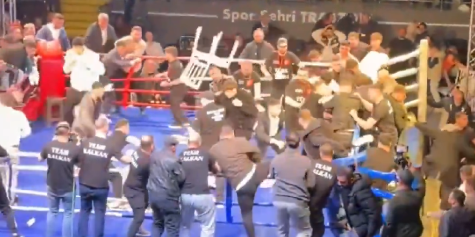 Turci umalo ubili Ruse usred ringa: Jedva izvukli živu glavu, neviđena makljaža (VIDEO)