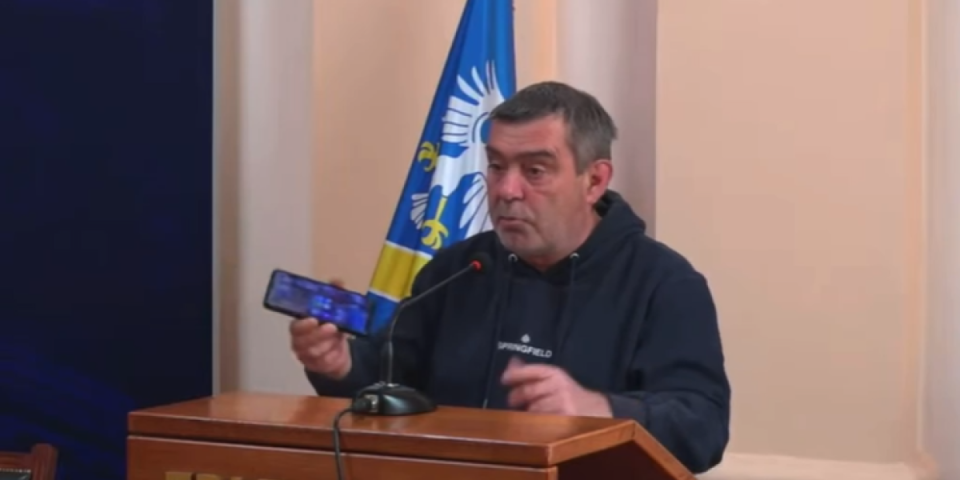 E, to se zove alternativna medicina: Pogledajte kako neuravnoteženi užički opozicionar "vadi zub" (FOTO)