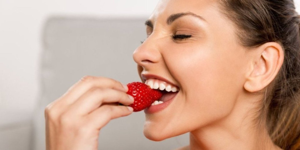 Kakva podvala: Zagrizla je jagodu, a ono...