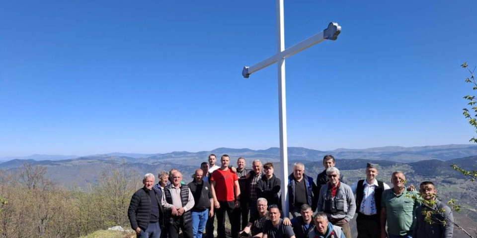 Ništa nije slučajno u ovom kraju: Krst sija na vrhu Oštrika