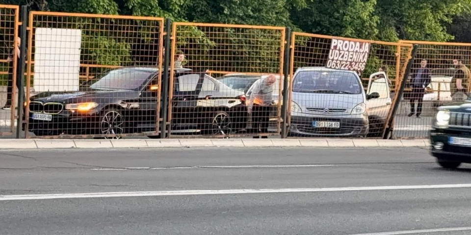 Udes ispred Pančevačkog mosta: Automobilu otpao točak (VIDEO)