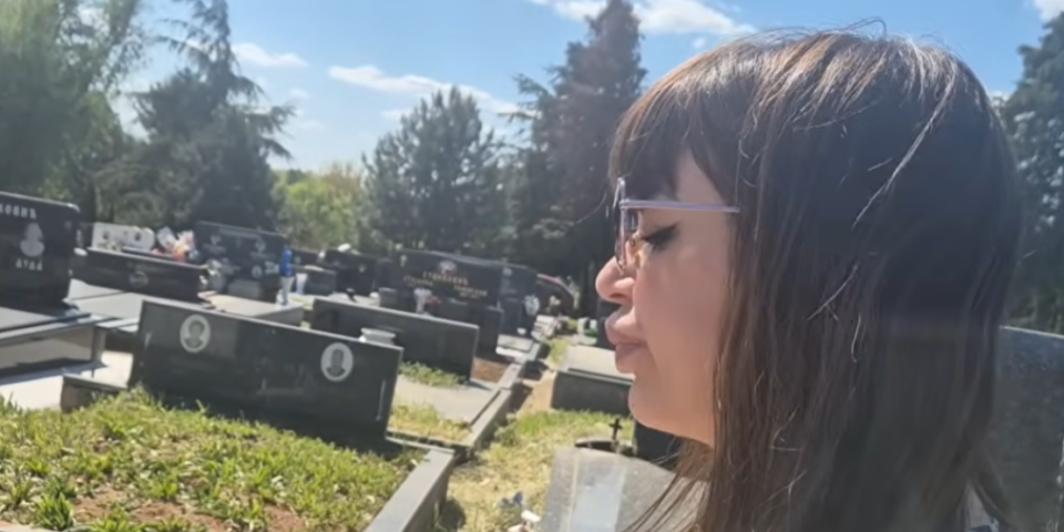 Šok snimak - Miljana Kulić terala Viki Miljković da joj peva na groblju (VIDEO)