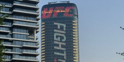 Ceo svet gleda u Srbiju - Kula Beograd u znaku UFC, Grenelova objava zapalila mreže (FOTO/VIDEO)