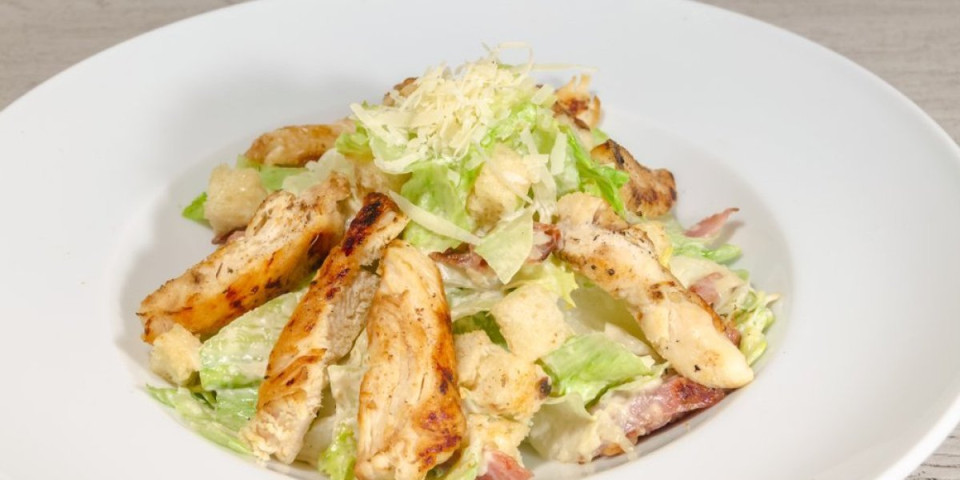 Recept za srpsku cezar salatu: Domaća verzija uz sastojak koji je čini hrskavom i aromatičnom