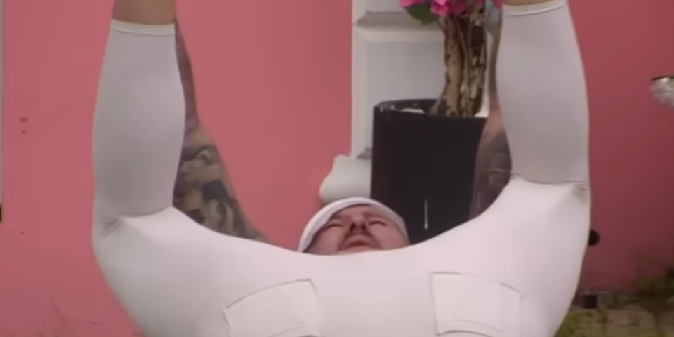 Janjuš u šok izdanju: Utegao se u helanke, pa raširio noge - Kuka na sav glas (VIDEO)