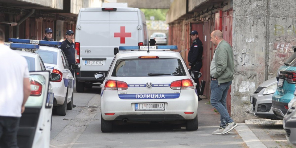 Ovde se dogodilo jezivo ubistvo! Policija preplavila ulicu na Novom Beogradu, uviđaj u toku (VIDEO/FOTO)