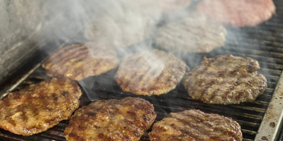 Domaće pljeskavice za Prvi maj: Sočnije i mekše od svake kupovne