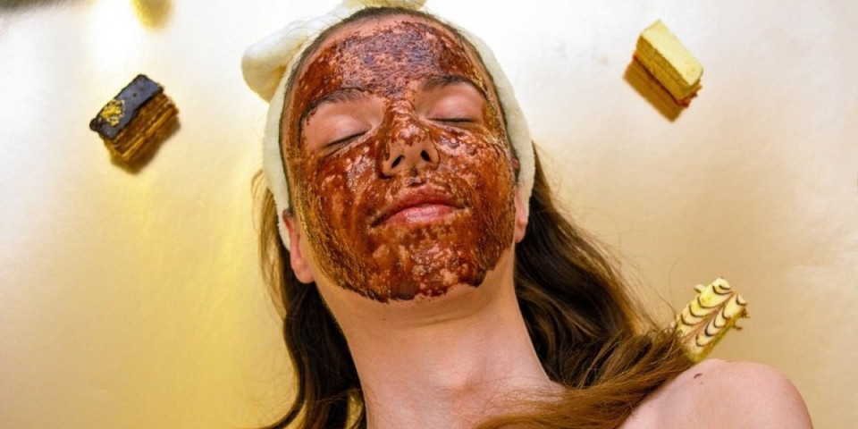 Prirodna maska koja za 15 minuta briše umor sa lica: Nanesite ovo na kožu i vaš ten će zablistati