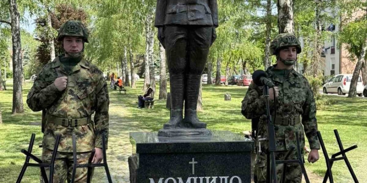 Spomenik Momčilu Gavriću u Loznici 