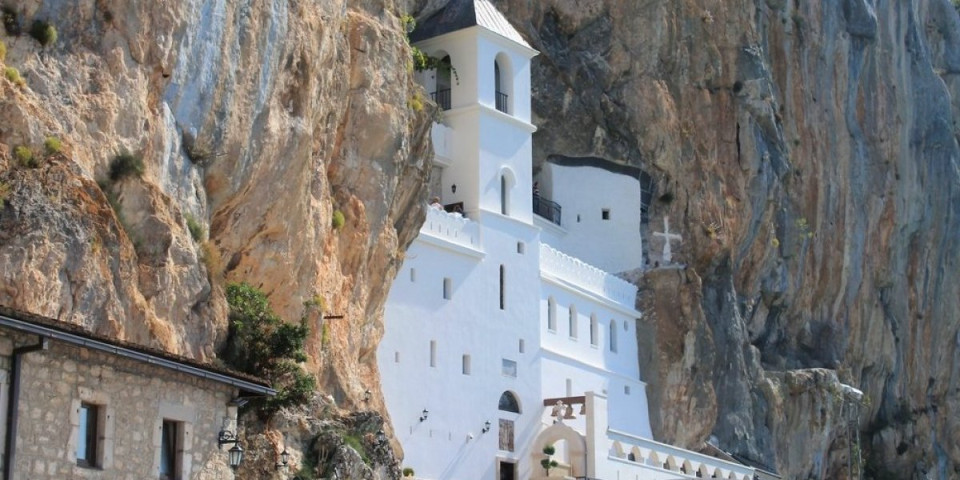 Jeza pod Ostrogom: Vrištao na molitve i pljuvao svetu vodu, zaposednuti mladić napao sveštenika!