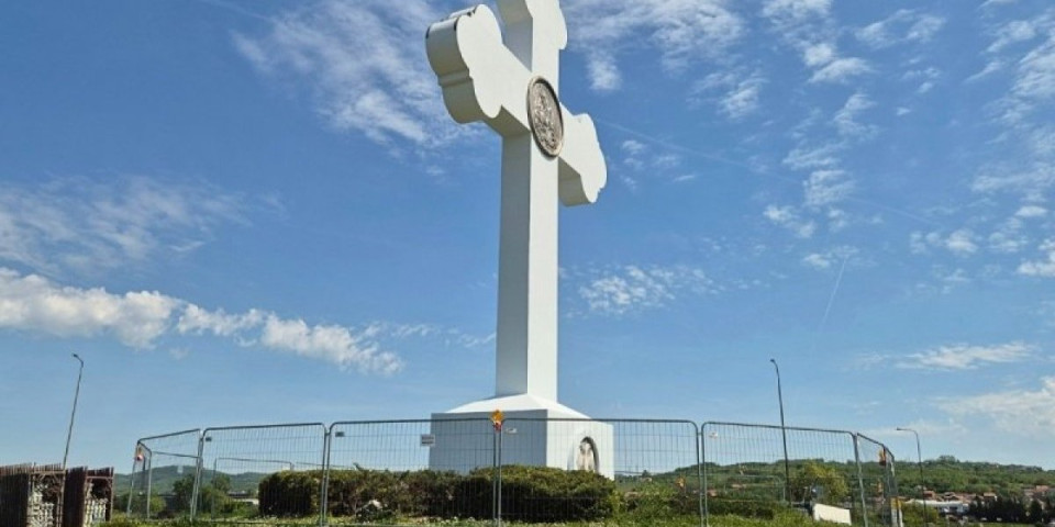 Beli se kao sneg: Znamenje na ulazu u Kragujevac osveženo za gradsku slavu