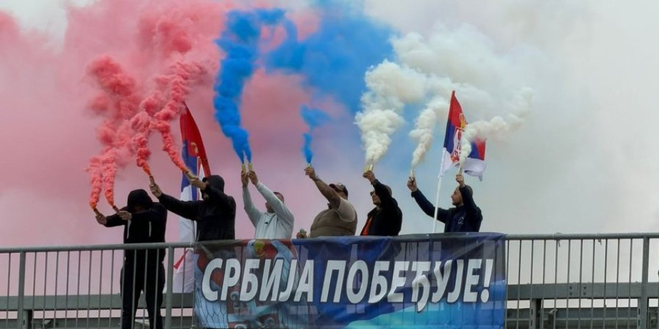 Srbija, trobojka, pobeda! Narod pokazao šta želi - Moćne poruke širom Beograda (FOTO)