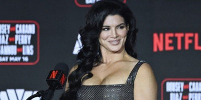 Izbacila ogromne grudi u prvi plan... Muškarci zabalavili kad se pojavila (FOTO)