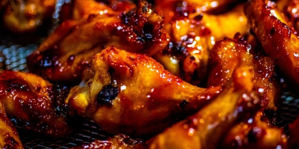Marinada za pileća krilca sa roštilja: Sočnije i ukusnije meso niste probali - topi se u ustima